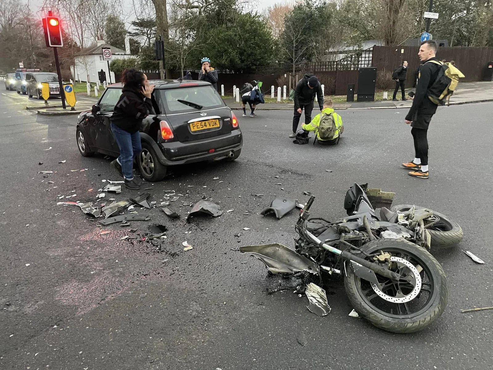 Motorradfahrer kollidiert mit Auto