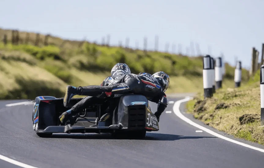 Ryan und Callum Crowe beim Isle of Man TT 2025. Bildnachweis: Isle of Man TT.