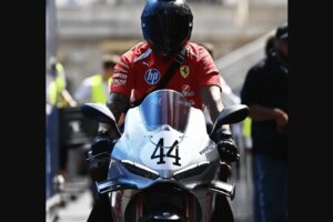 Ferrari F1-Fahrer Lewis Hamilton kommt auf der Ducati Panigale V4 S 100 zum Großen Preis von Monaco