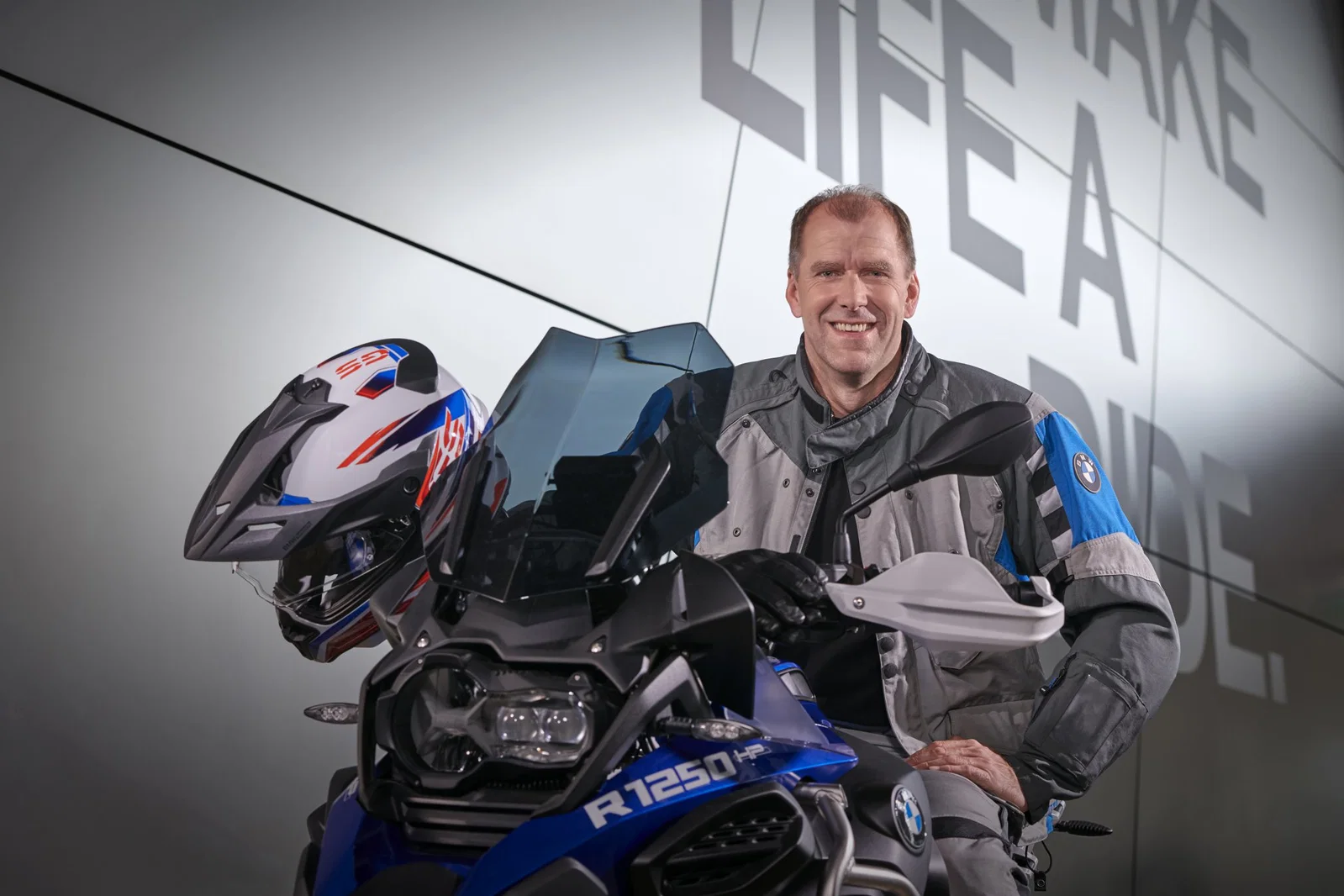 Lischka sitzt auf einer BMW R1250 GS