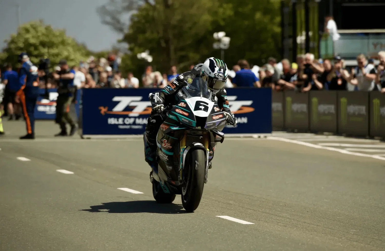 Michael Dunlop verlässt die TT-Startlinie. Bildnachweis: Isle of Man TT.
