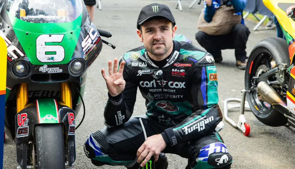 Michael Dunlop hält vier Finger hoch, nachdem er vier Rennen gewonnen hat.