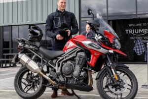 Prinz William besucht Norfolk Blood Bikes und gibt zu, dass er immer noch fährt