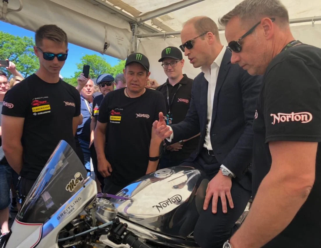 Prinz William besucht Norfolk Blood Bikes und gibt zu, dass er immer noch fährt