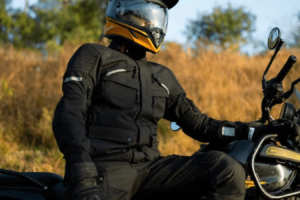 Royal Enfield bringt neue „Ganzjahres“-Bekleidungskollektion auf den Markt