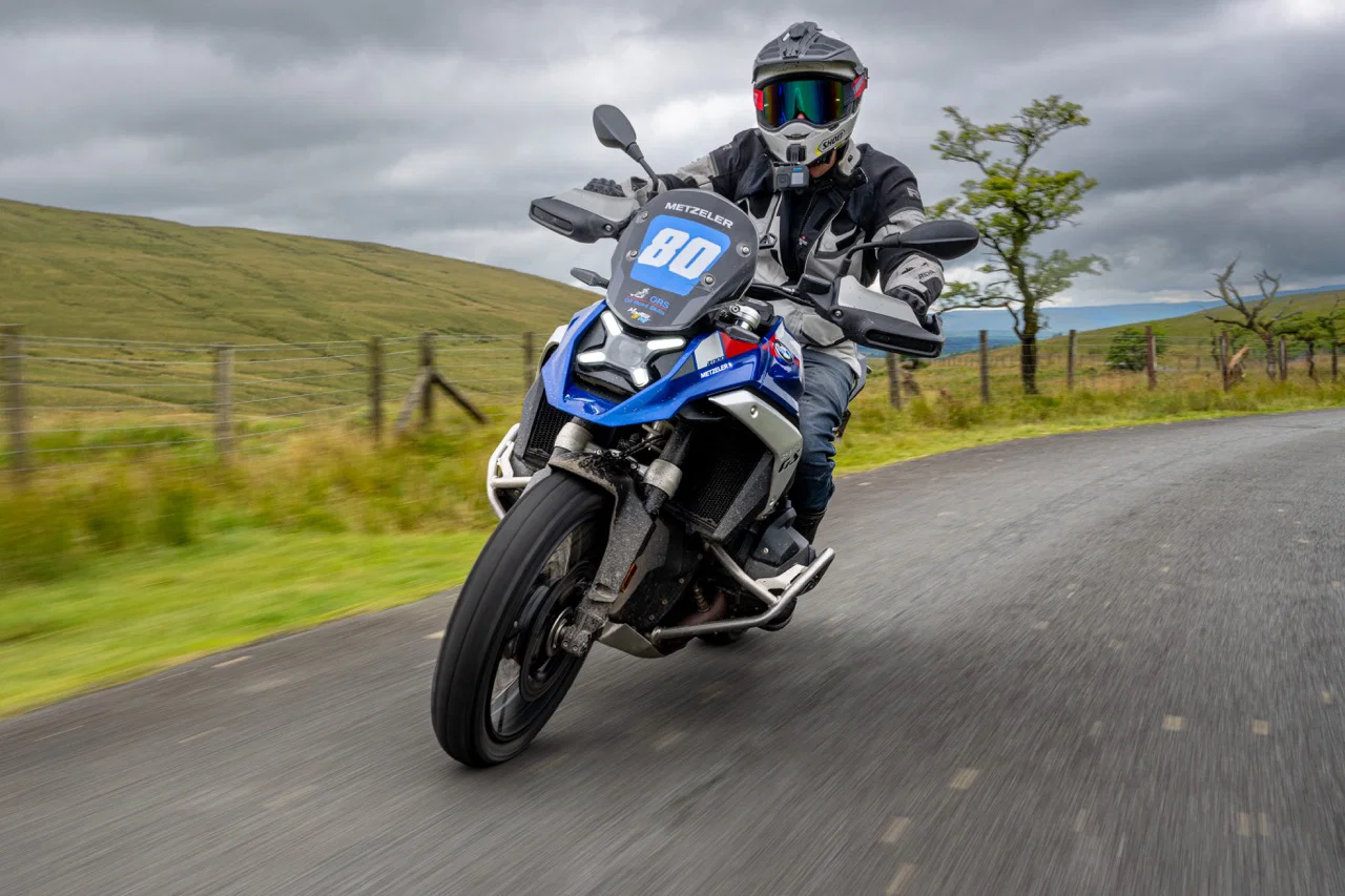 BMW R1300 GS auf der Straße gefahren