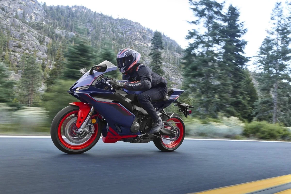 Die Yamaha R9 in mattem Phantomblau und fluoreszierendem Rot