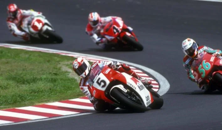 "Norick" Abe fährt ein Yamaha-Motorrad.
