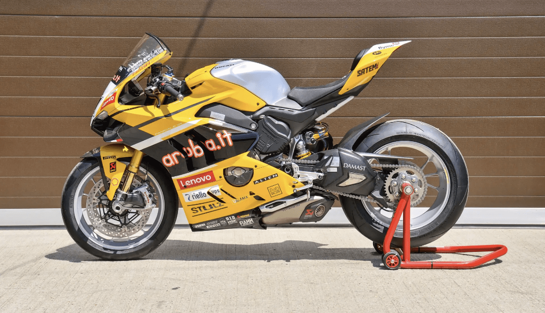 Nachbildung von Alvaro Bautista WorldSBK. Bildnachweis: Iconic Auctioneers.