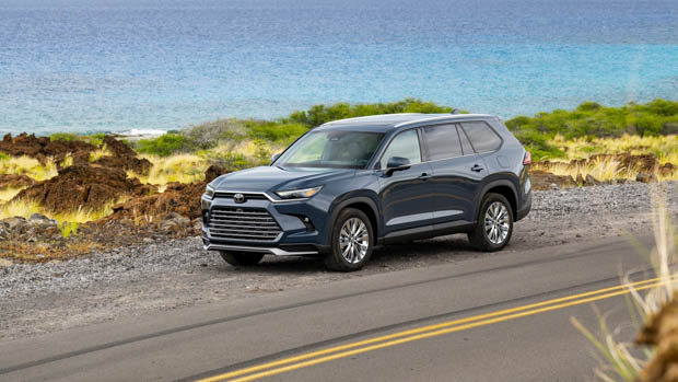2023 Toyota Grand Highlander Platinum am Wasser