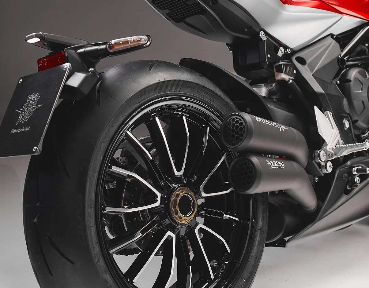 Das Hinterrad und die Abgasanlage einer MV Agusta Superveloce