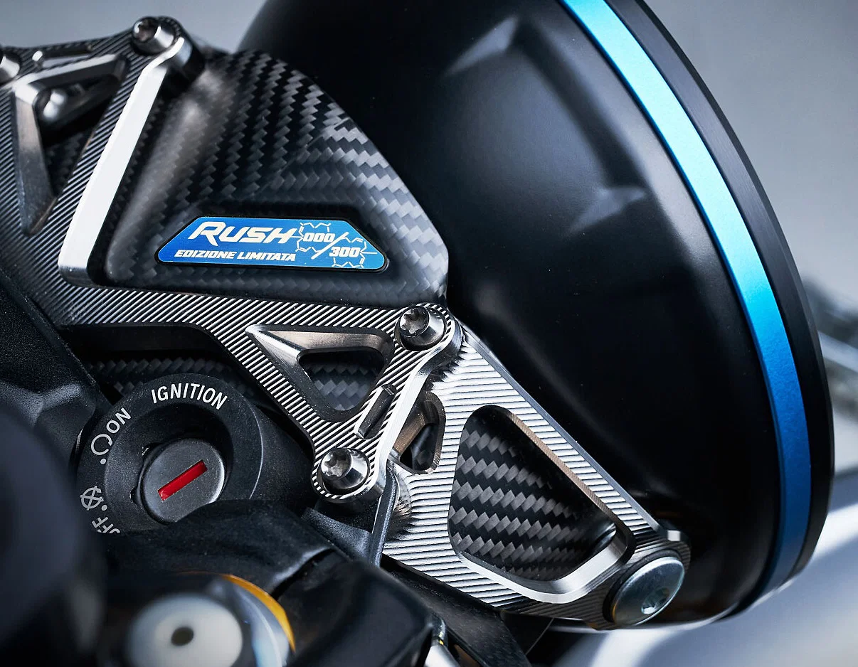 Die Scheinwerferhalterung einer MV Agusta Rush Titanio