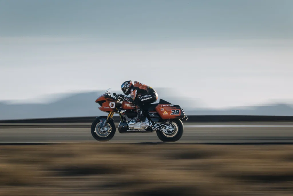 Bradley Smith testet die Harley-Davidson King of the Baggers Road Glide