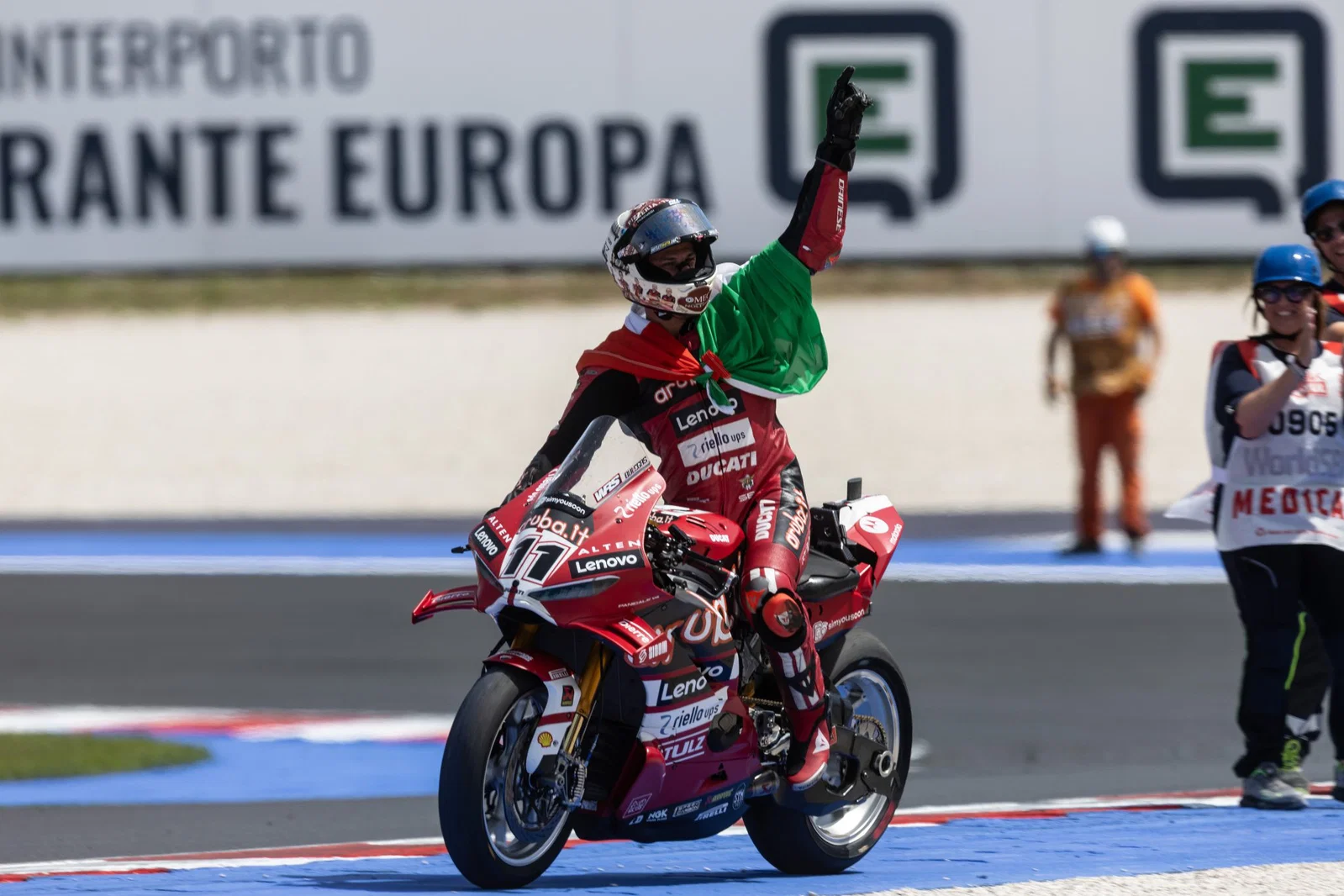 Nicolo Bulega feiert einen WorldSBK-Sieg. Bildnachweis: Gold und Gans.