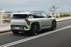 Beliebtes Elektroauto mit Allradantrieb: Der EV3 GT-Line AWD 2026 reiht sich als All-Pfoten-Konkurrent von BYD Atto 3, MG S5 und Megane E-Tech in die Produktpalette ein