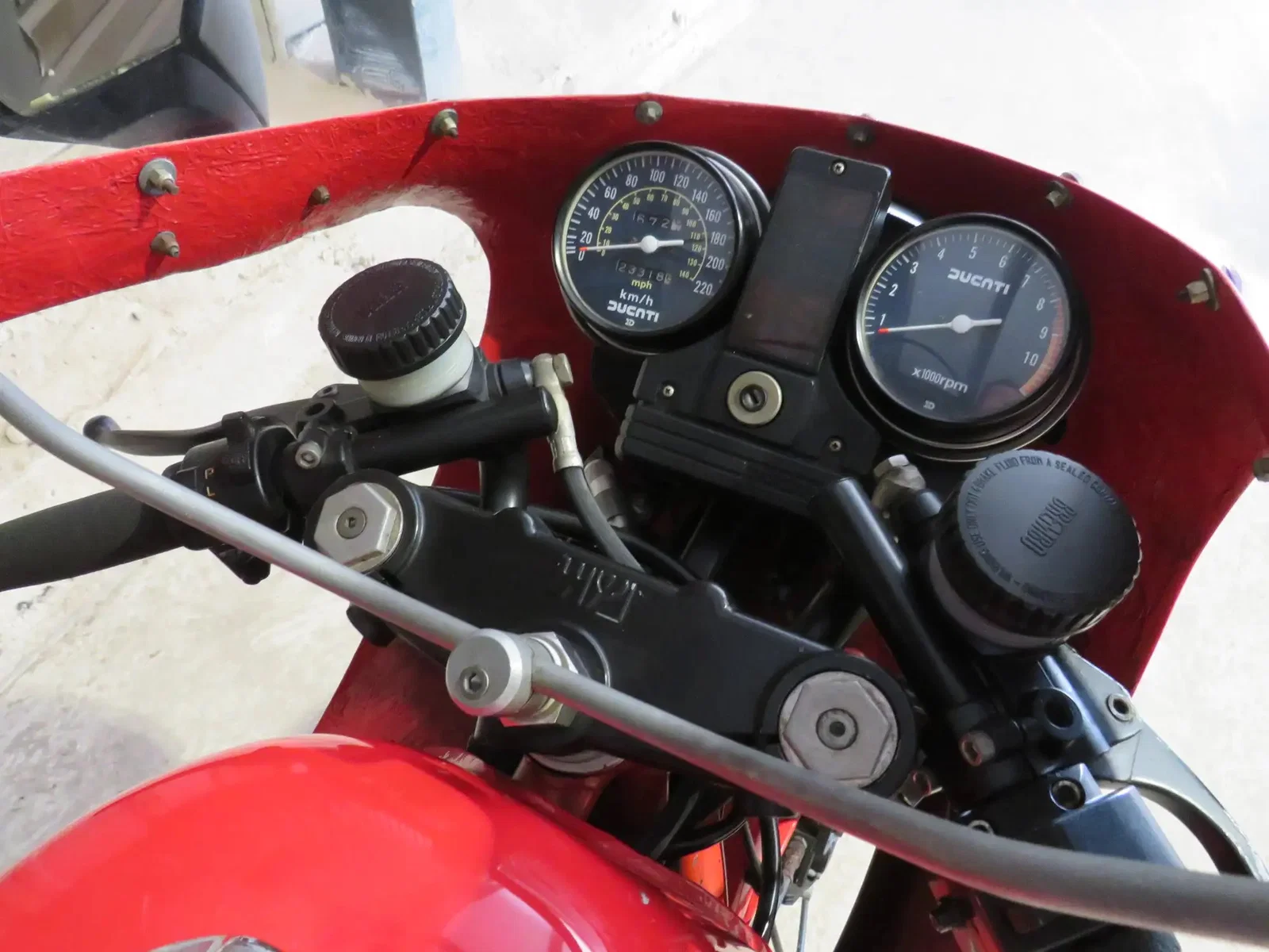 Eine Nachbildung von Ducati Mike Hailwood 