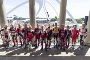Vergangene und aktuelle Ducati-Legenden veranstalten in Goodwood eine besondere Balkonfeier