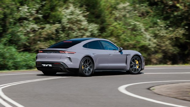 2024 Porsche Taycan Turbo S Heckwinkel-Kurvenaufnahme