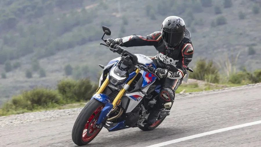 BMW F900 R unterwegs.