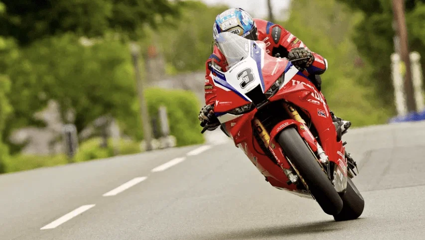 Dean Harrison fährt beim TT 2026. Bildnachweis: Isle of Man TT.