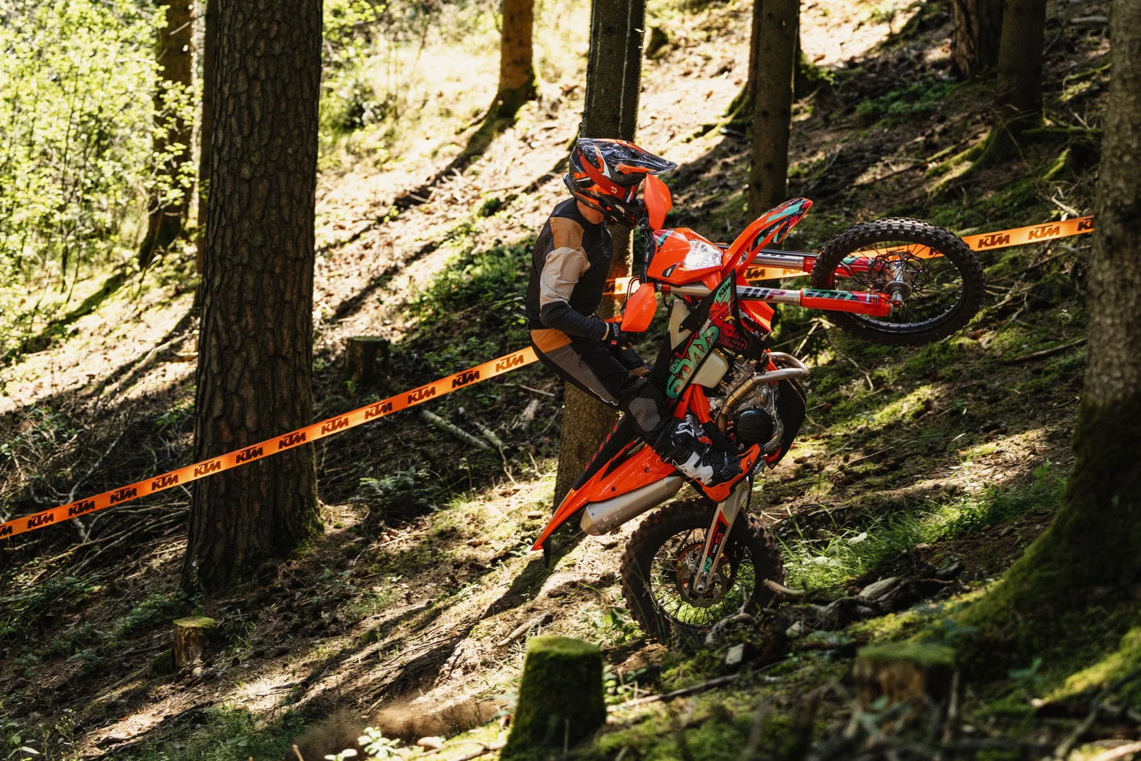 KTM EXC Enduro-Motorrad auf einem Rad.
