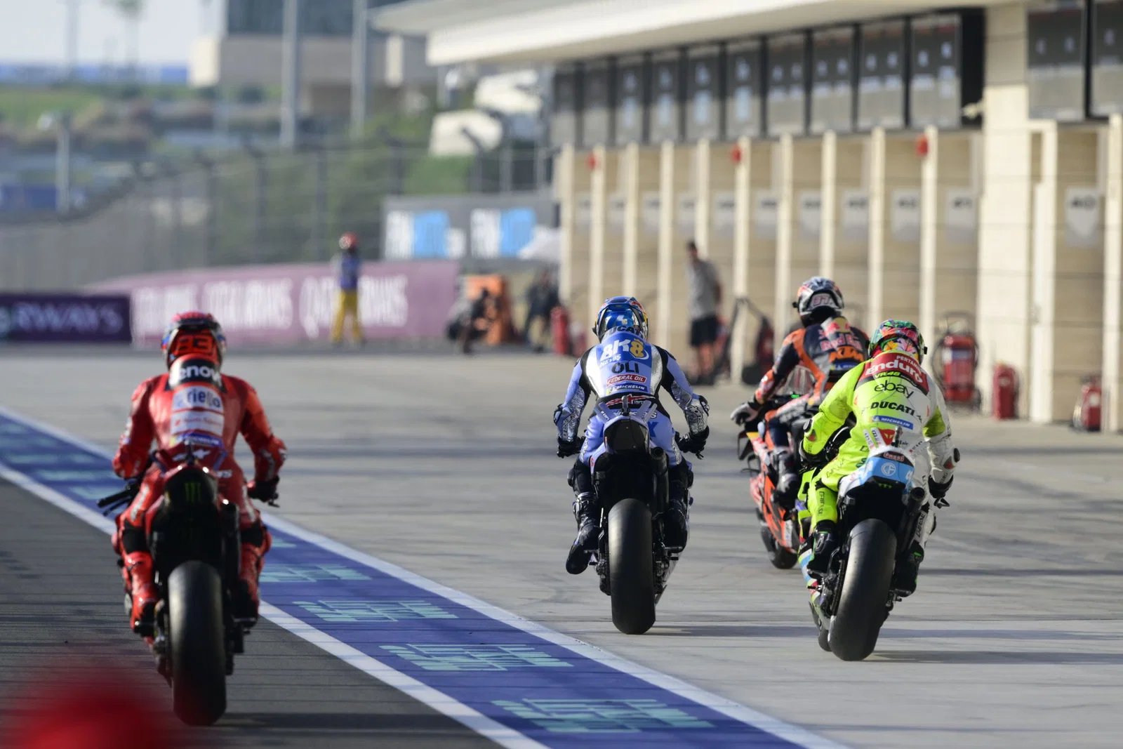 MotoGP-Motorräder fahren in Katar durch die Boxengasse. Bildnachweis: Gold und Gans.