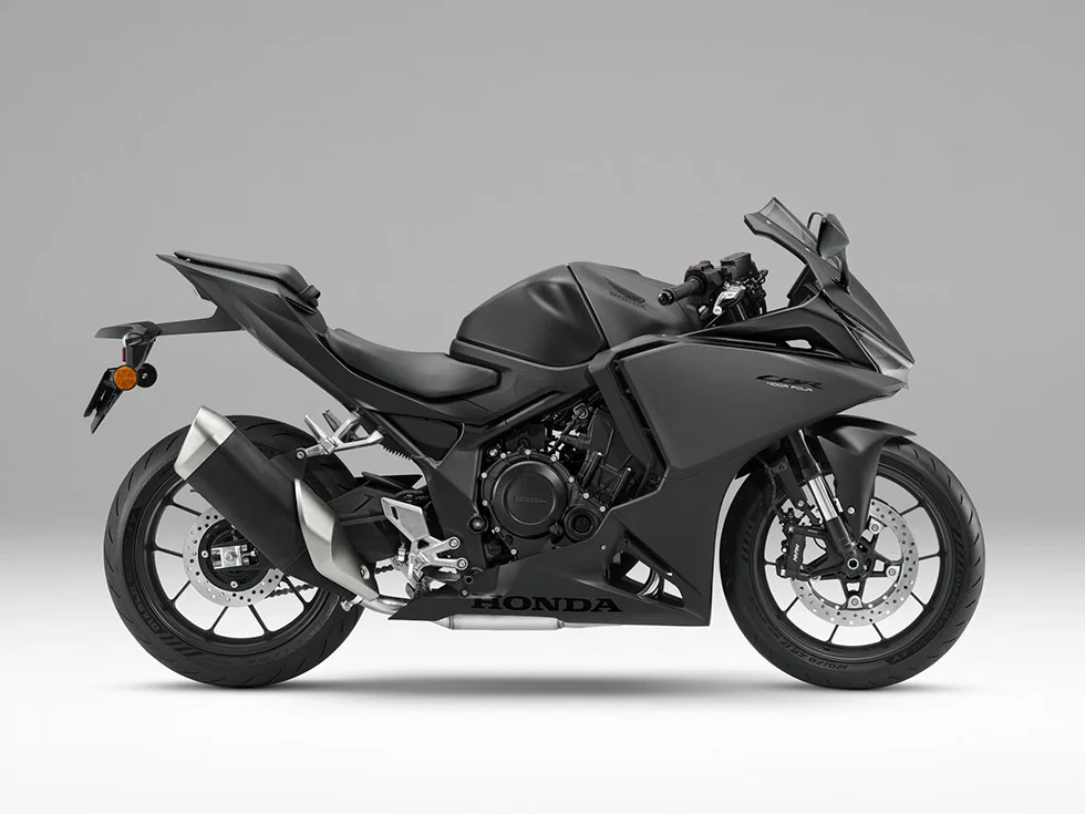 Neue Honda CBR400R ganz in Schwarz.
