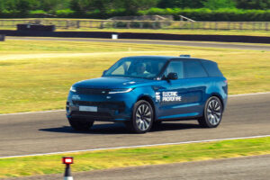 Range Rover Sport Electric 2027: Cayenne Electric, G-Klasse und iX5-Konkurrent brechen auf dem Goodwood-Hindernisparcours aus der Deckung