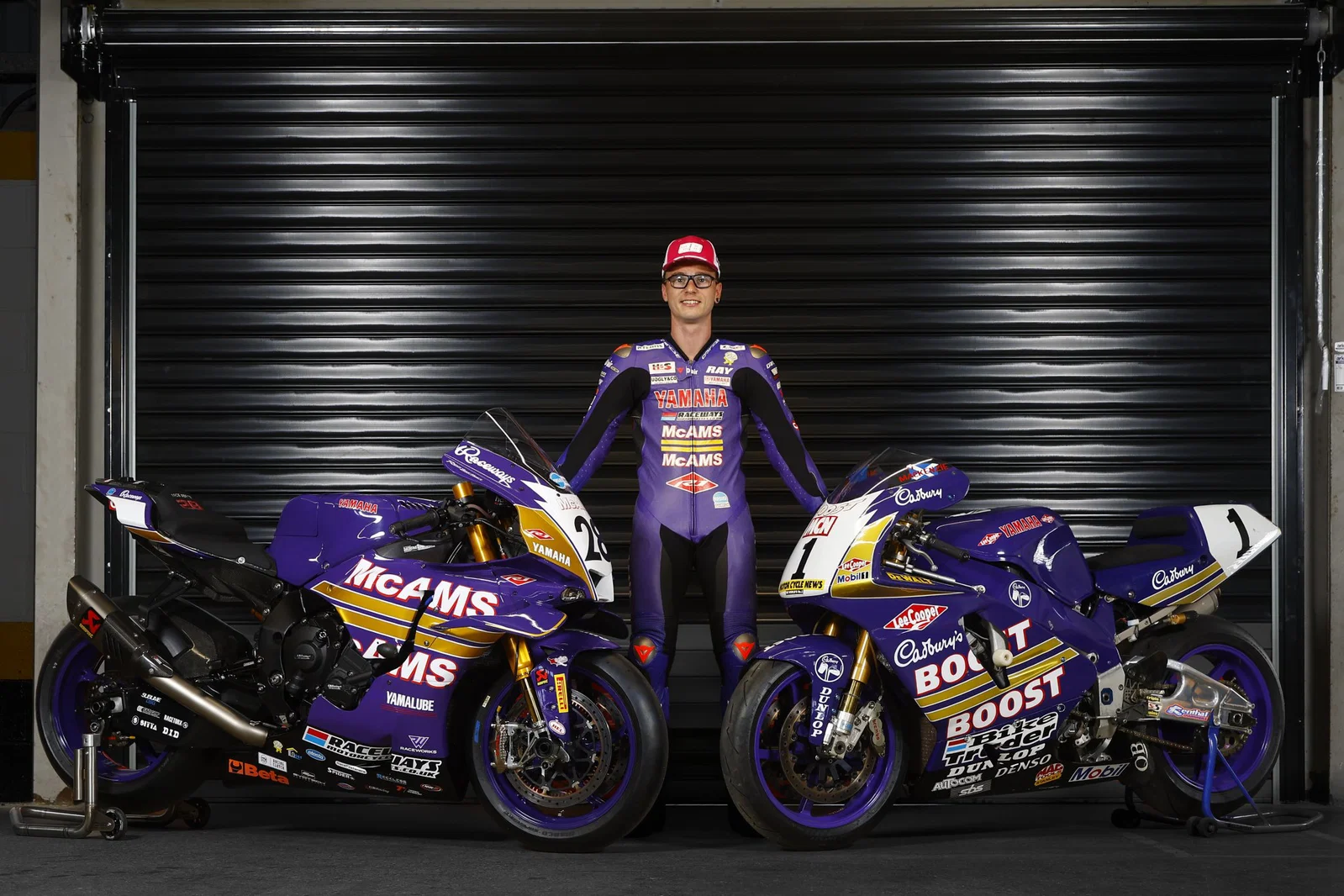Bradley Ray steht mit seiner McAMS Yamaha und dem Original-Cadbury-Boost-Bike.