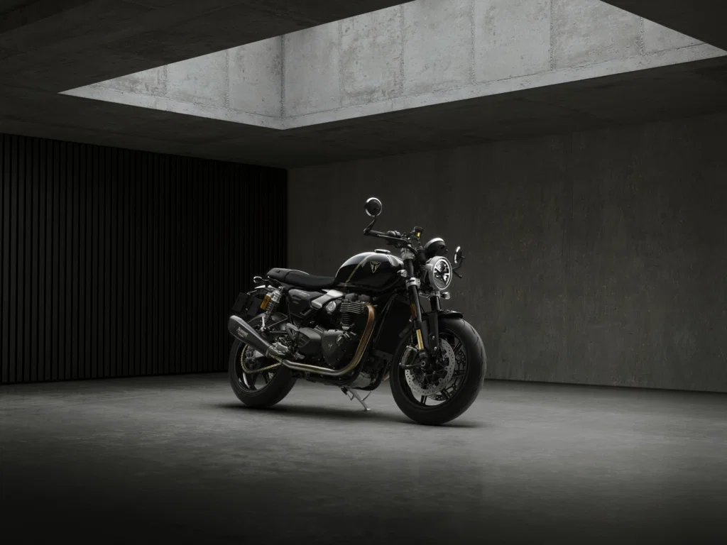 Die Triumph Speed ​​Twin 1200 TFC trägt eine schwarze Lackierung mit goldenen Akzenten.