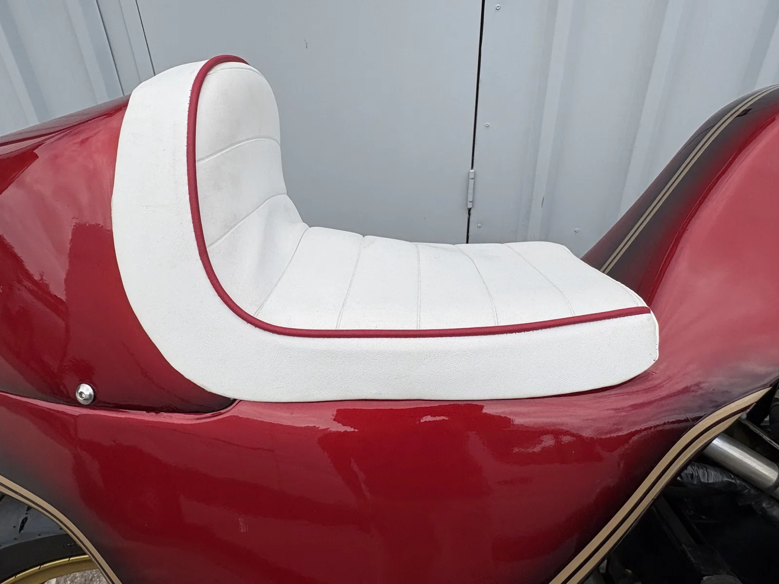 Weißer Sitz, untergebracht bei der Moto Martin CB1100F. Bildnachweis: H&H Classics.