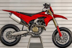 Die Ducati Desmo450 SM kostet 12.095 £, da die erste reine Rennstrecken-Supermoto nicht mehr erhältlich ist