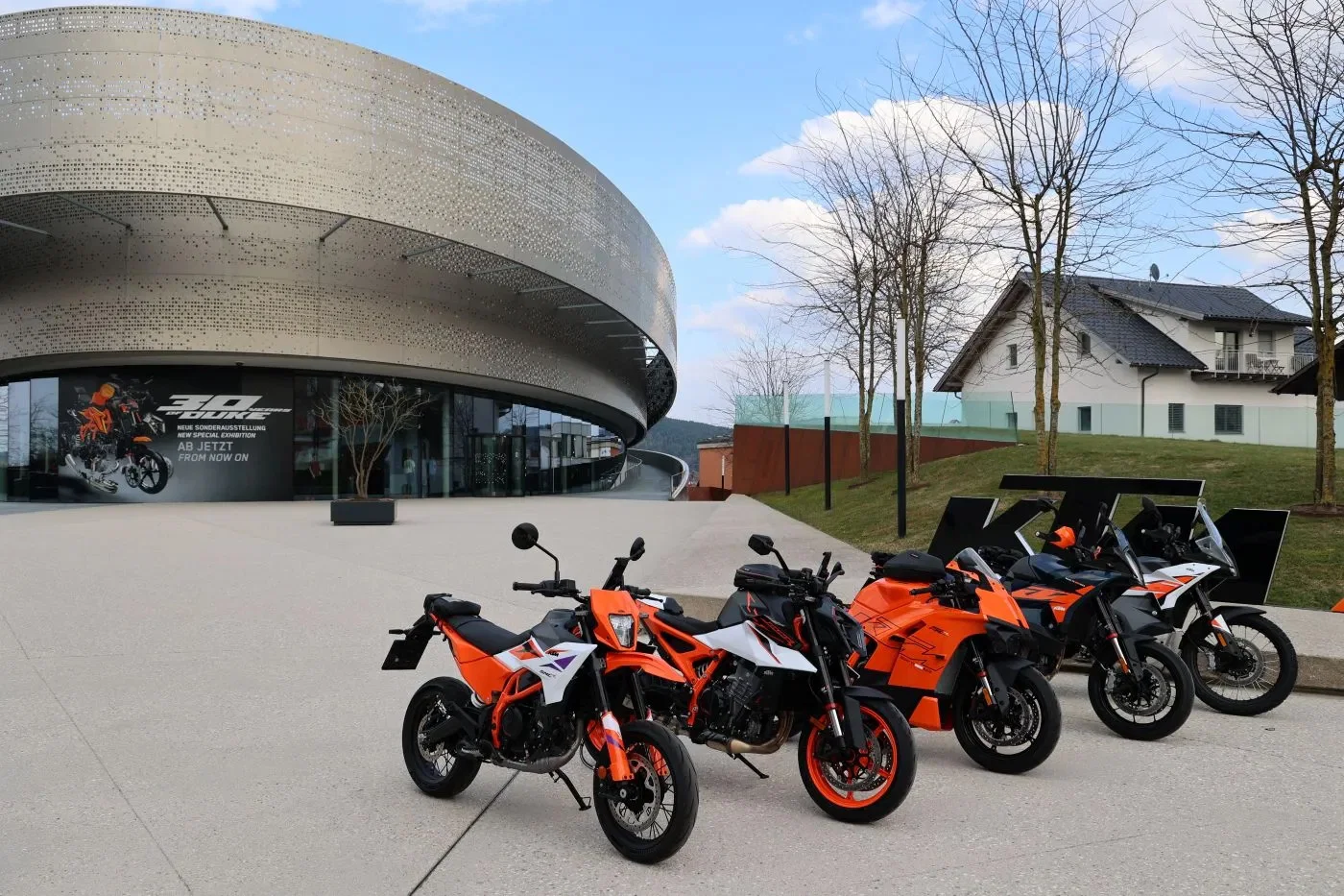 KTM Motohall mit Fahrradverleihflotte.