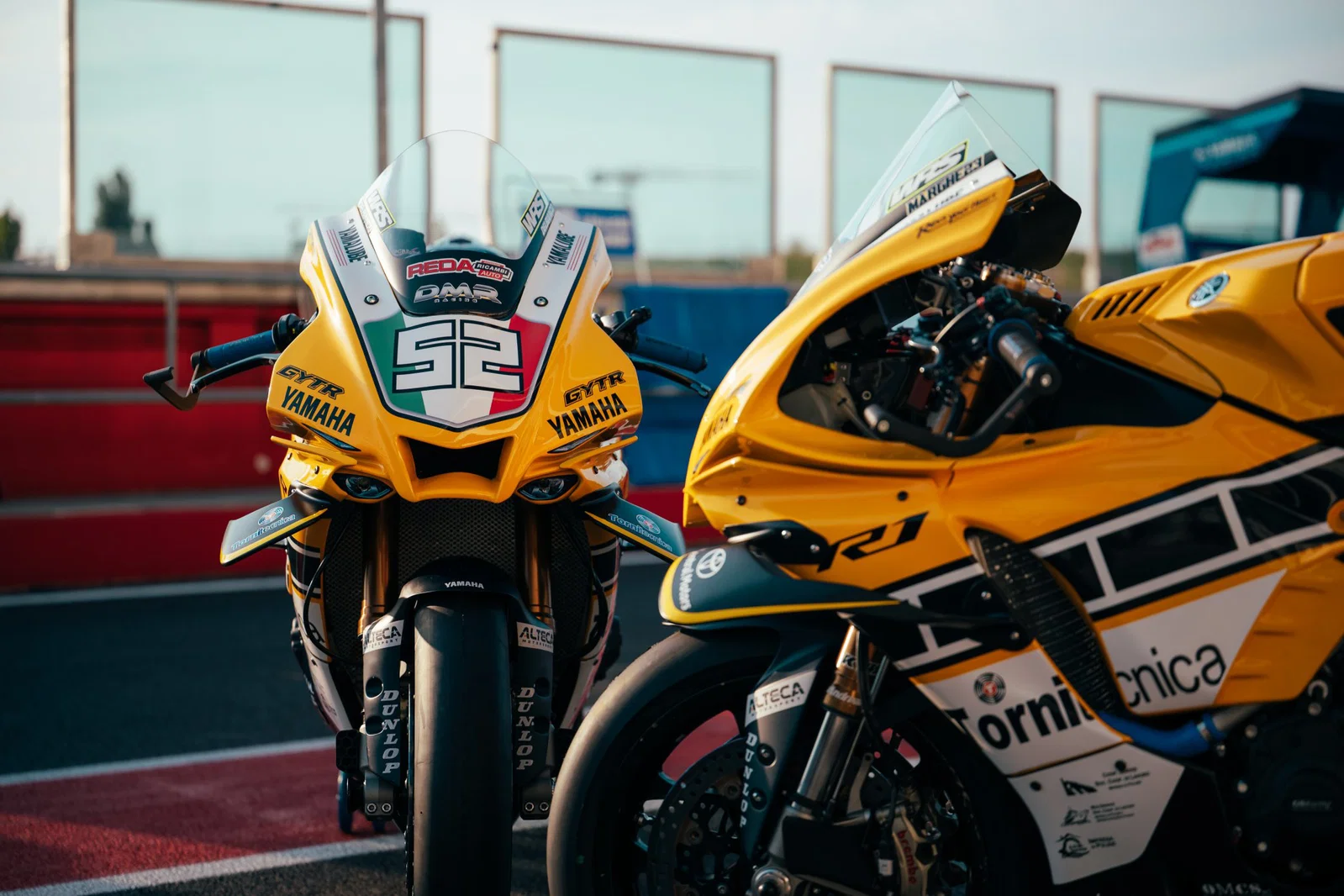 Die speziellen Kenny Roberts R1-Maschinen von Yamaha DMR Racing.