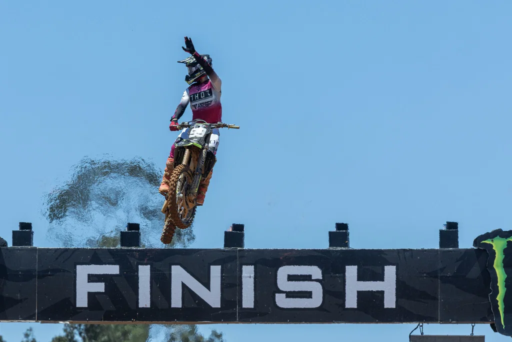 Guillem Farres macht einen Sprung auf der Triumph TF 250-X.