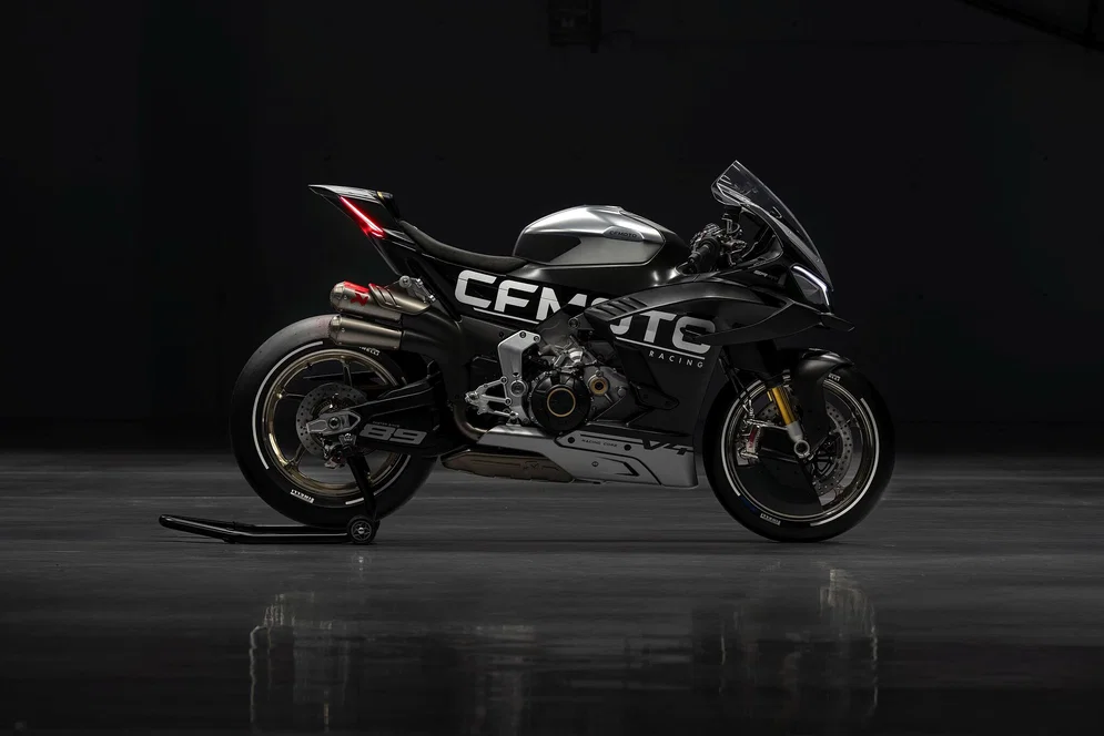 CFMoto V4 SR-RR mit einer Akrapovic-Auspuffanlage