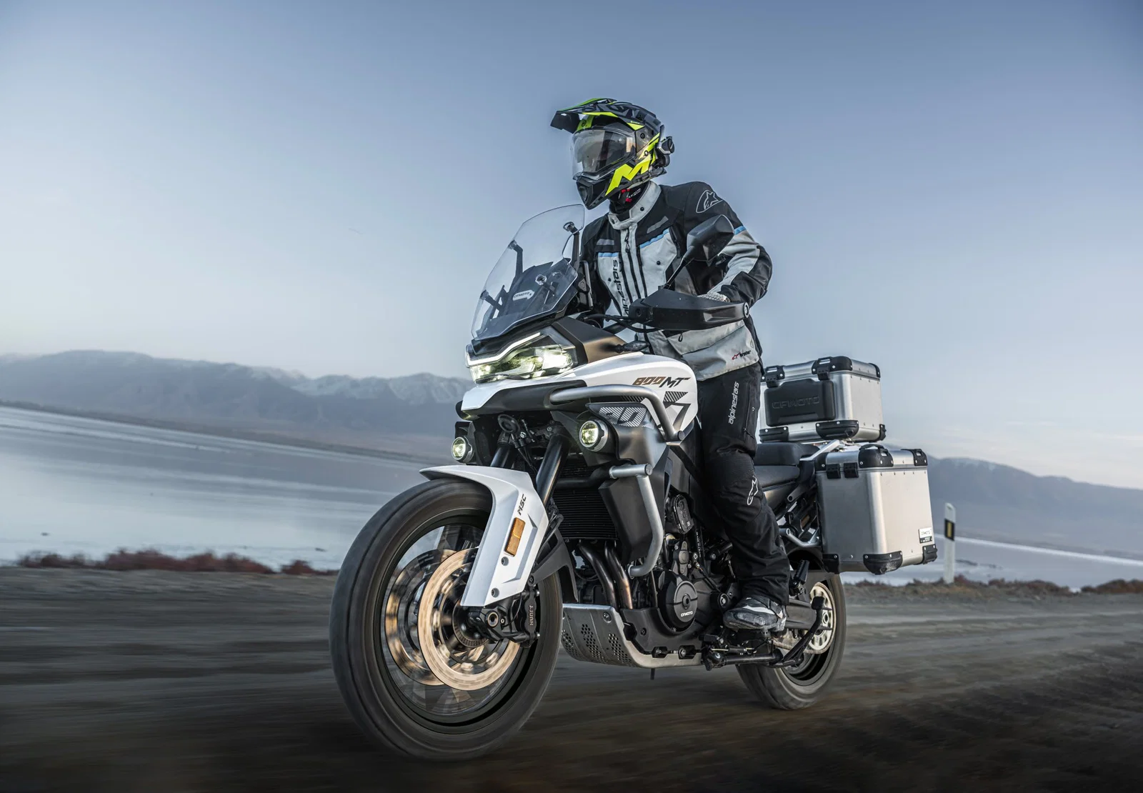 Ein CFMoto 800MT-ES