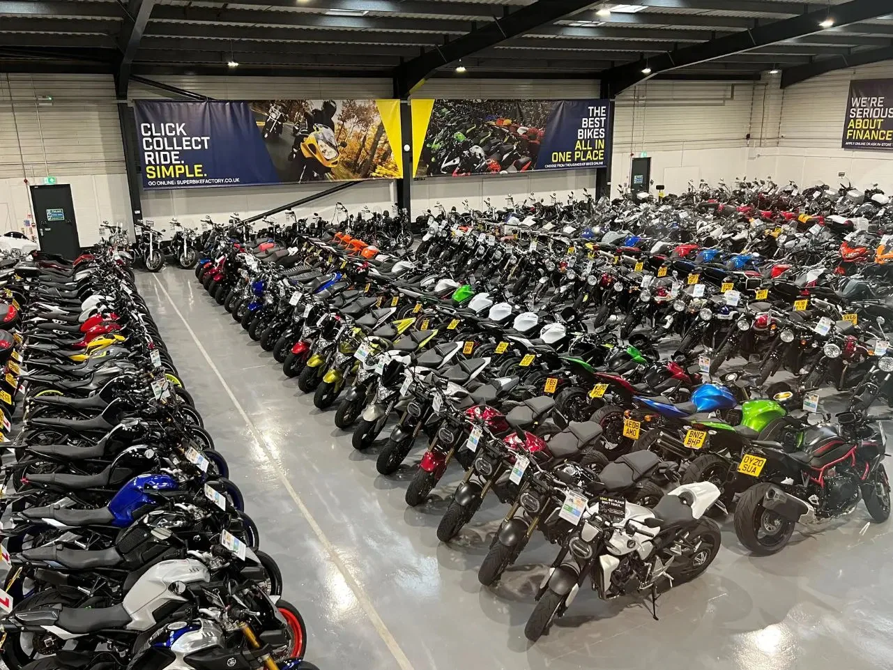 In einem Ausstellungsraum der SuperBike Factory