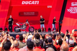 Das Supermoto-Konzeptmodell Ducati Desmo450 SM bricht bei der World Ducati Week aus der Deckung