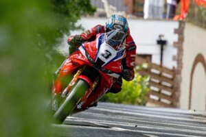 Dean Harrison komplettiert das Double im Senior-Rennen und bricht den Rundenrekord beim Southern 100