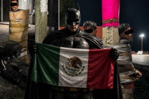 Der mexikanische „Batman“ räumt die Straßen auf, indem er Fahrraddiebe mit Klebeband an Laternenpfählen festklebt