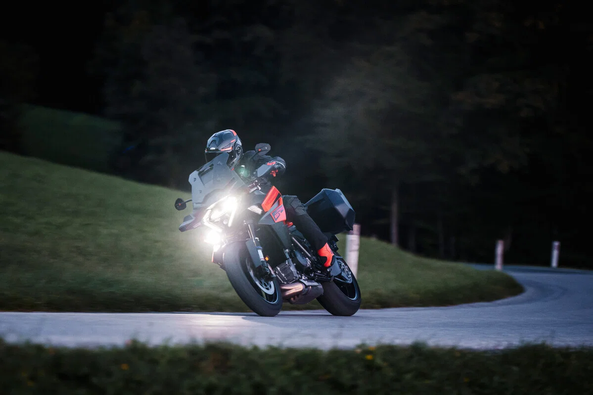 Eine 2025 KTM 1390 Super Duke GT auf der Straße.
