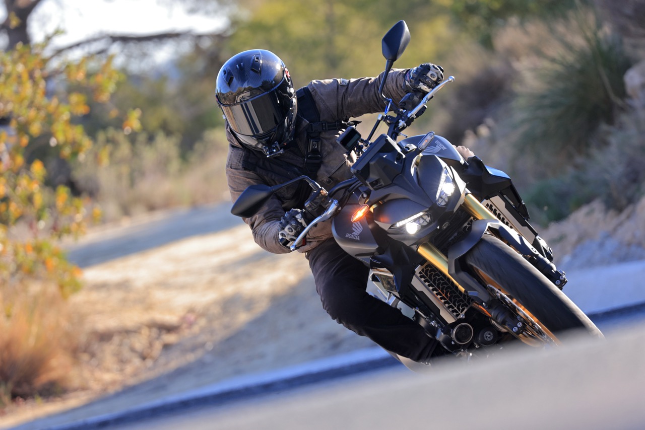 Honda CB1000 Hornet in Kurven.