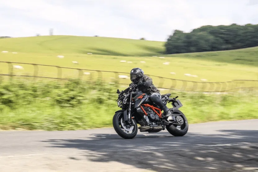 2024 KTM 1390 Super Duke R Evo während eines Straßentests.