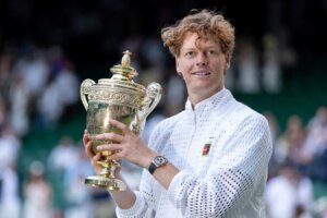 „Viermal gescheitert“: Wimbledon-Champion Jannik Sinner im anhaltenden Kampf auf zwei Rädern