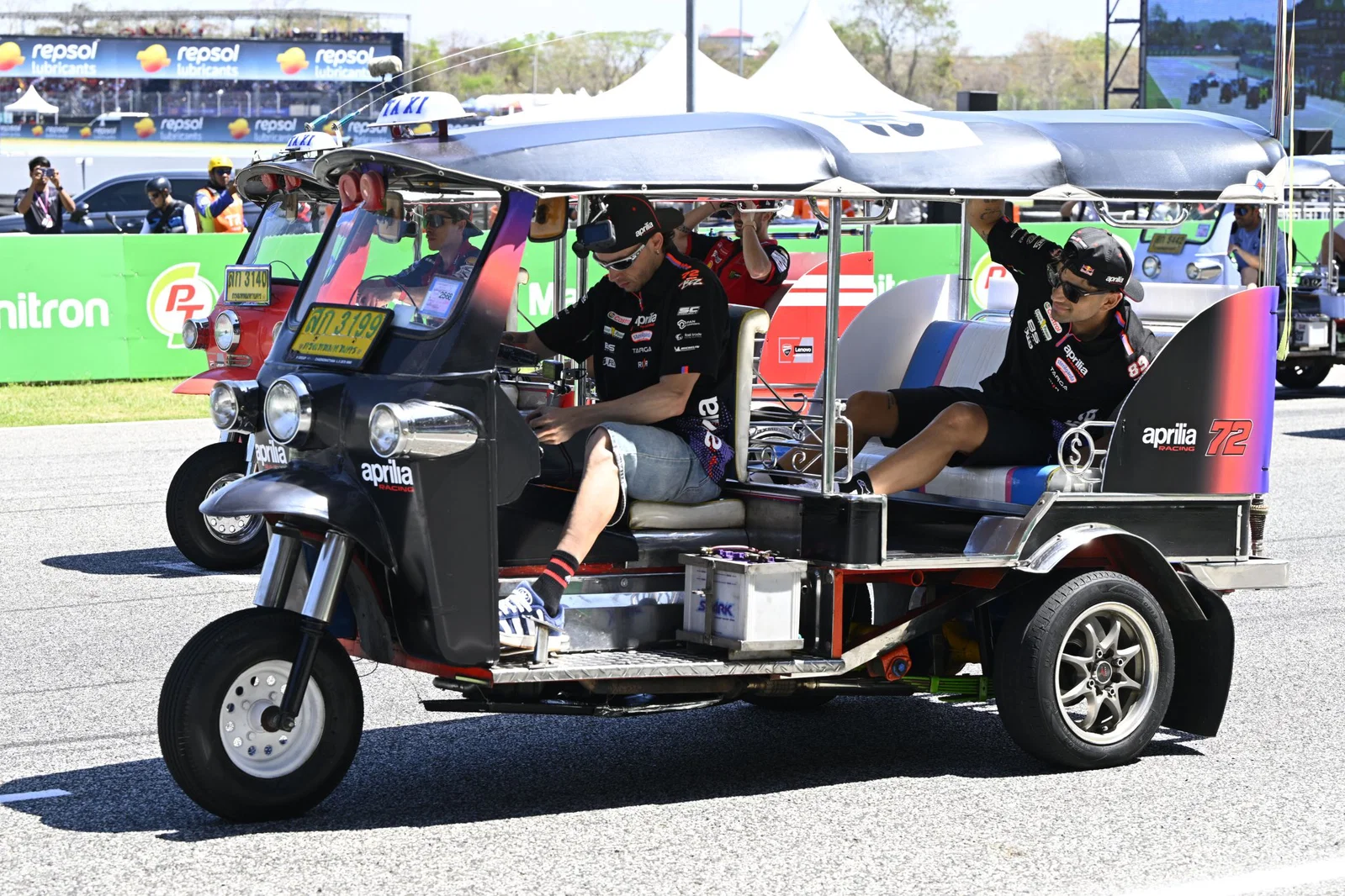 MotoGP-Fahrer nehmen an einem Tuk-Tuk-Rennen in Thailand teil. Bildnachweis: Gold und Gans.