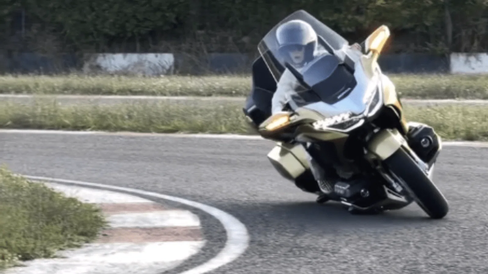 Zayn Sofuoglu dreht einen Honda Gold Wing.