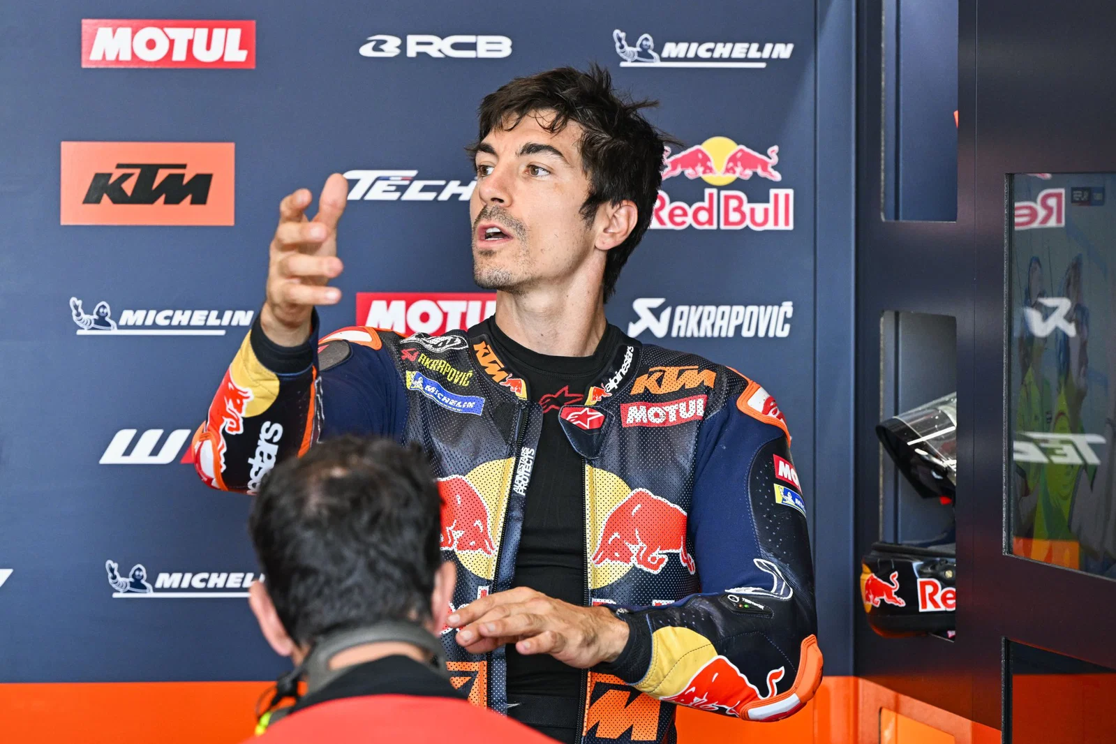 Maverick Vinales gestikuliert bei einem MotoGP-Rennen. Bildnachweis: Gold und Gans.