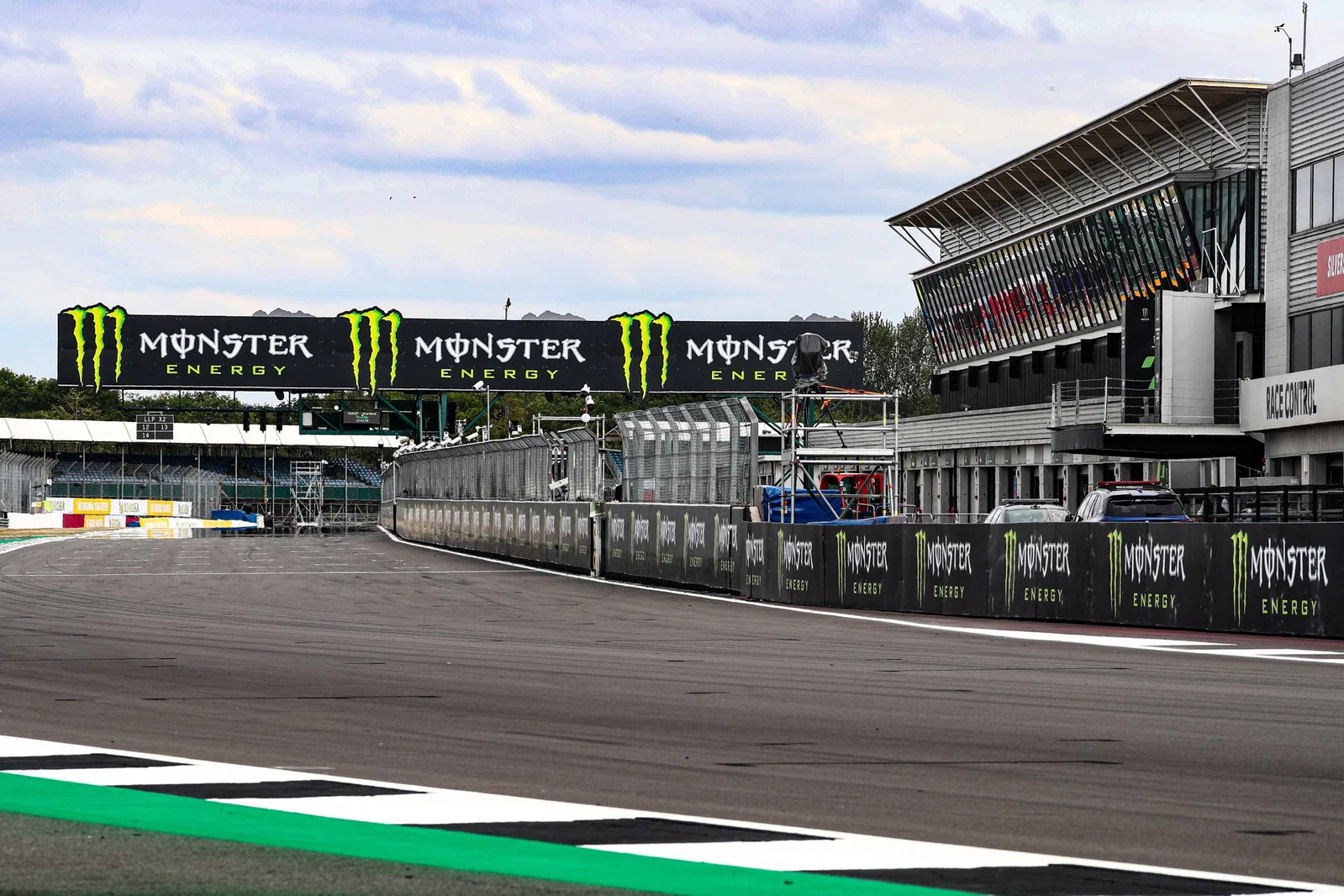 Die alte Boxengasse in Silverstone. Bildnachweis: Gold und Gans.