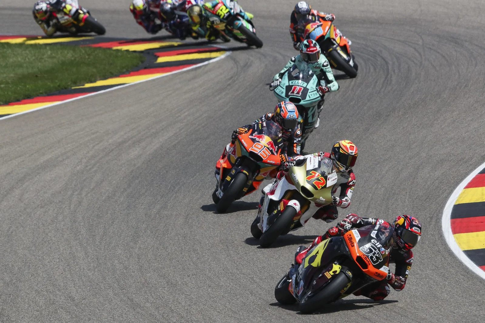 Moto2-Motorräder fahren auf der Strecke | Bild: © Gold and Goose